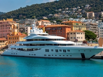 Cap sur la Méditerranée : Yachts et Détente à Nice image