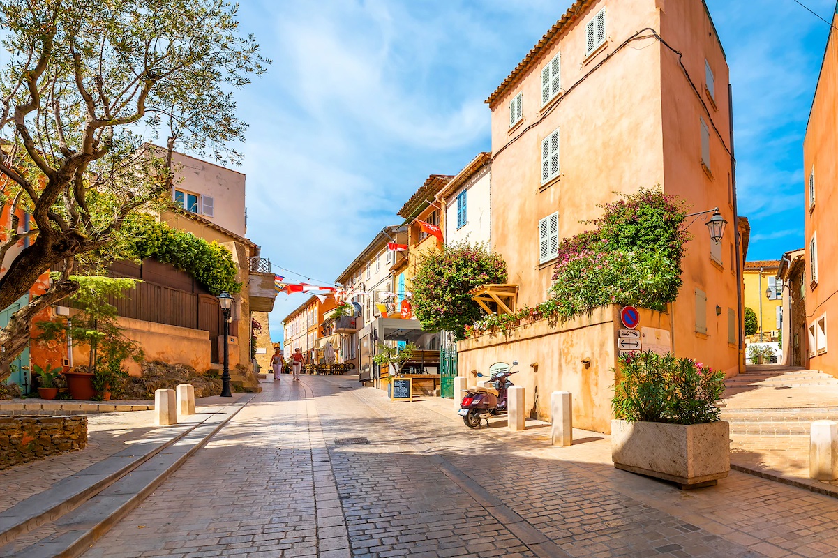 Services de Conciergerie à Saint-Tropez : Vivez la Vie Jet-Set avec Tiger Group hero image