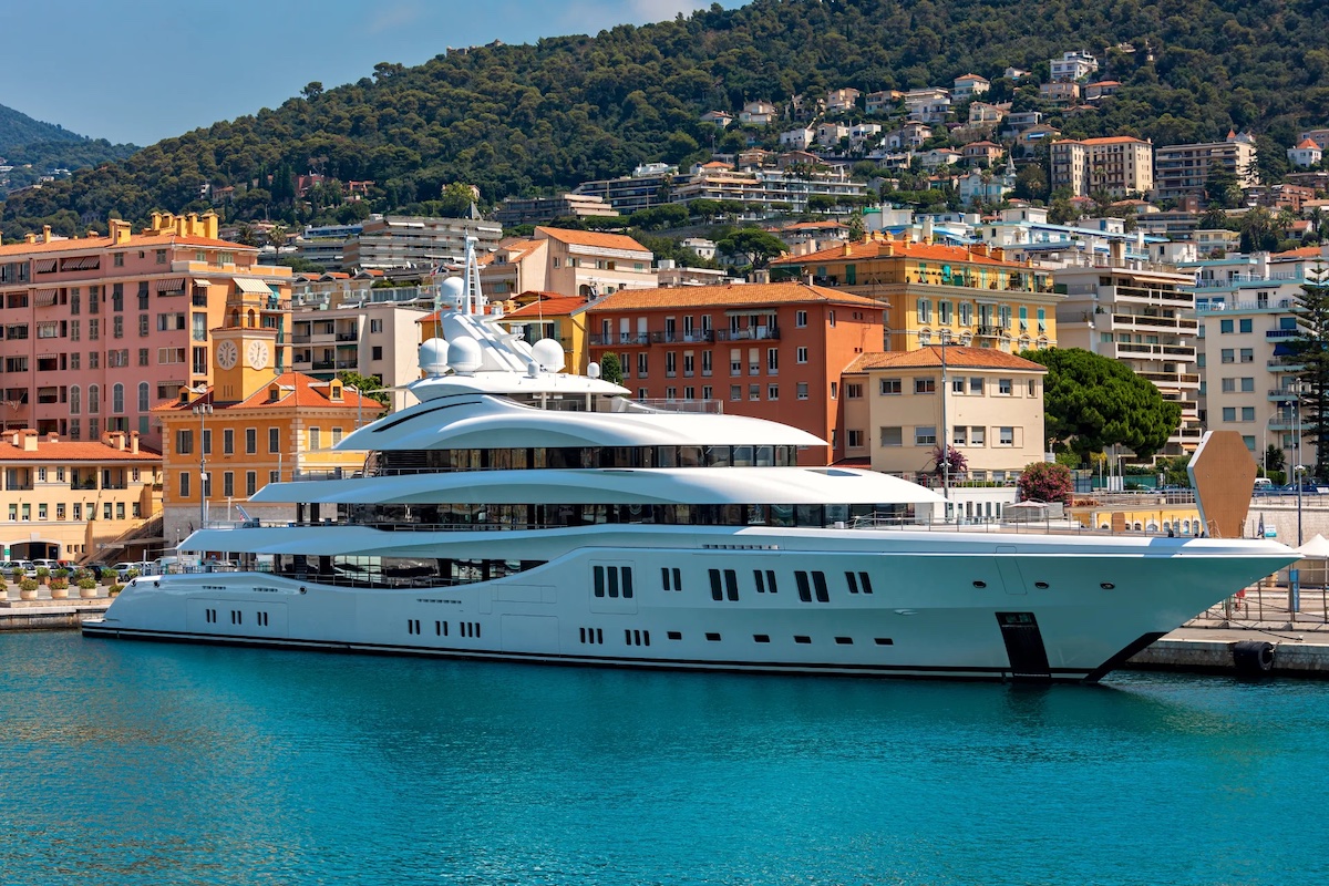 Cap sur la Méditerranée : Yachts et Détente à Nice hero image